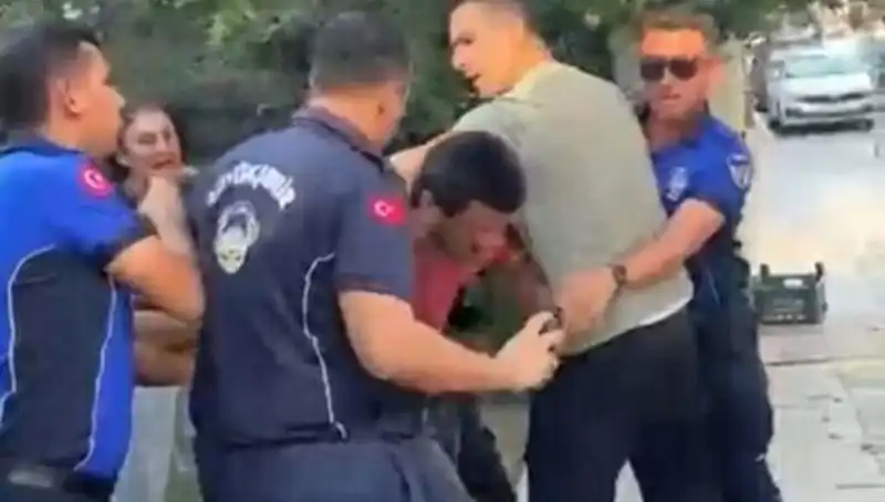 Seyyar Satıcı Sokak Ortasında Zabıta Tarafından Dayak Yedi
