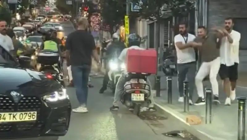 Nişantaşı’nda Görülmemiş Yol Verme Kavgası: Sopalı Tehdit Anları Kamere Yansıdı