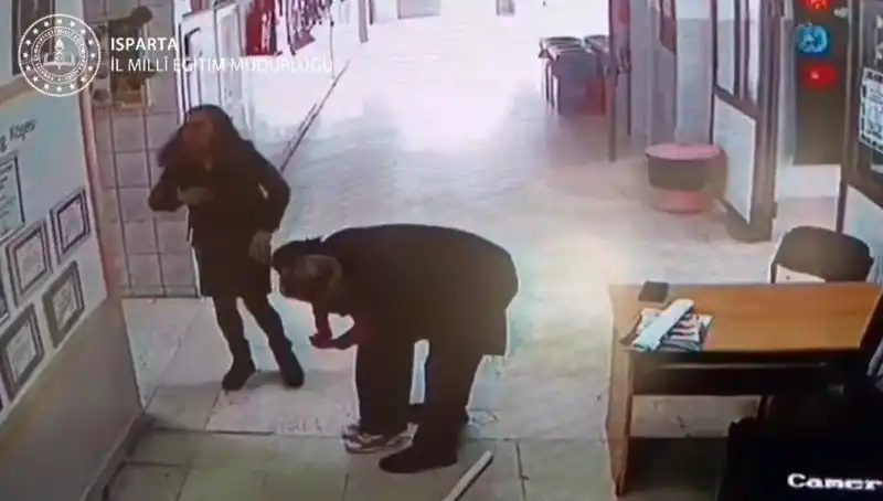İlkokuldaki Öğretmen, Heimlich Manevrası ile Öğrencisini Hayata Döndürdü